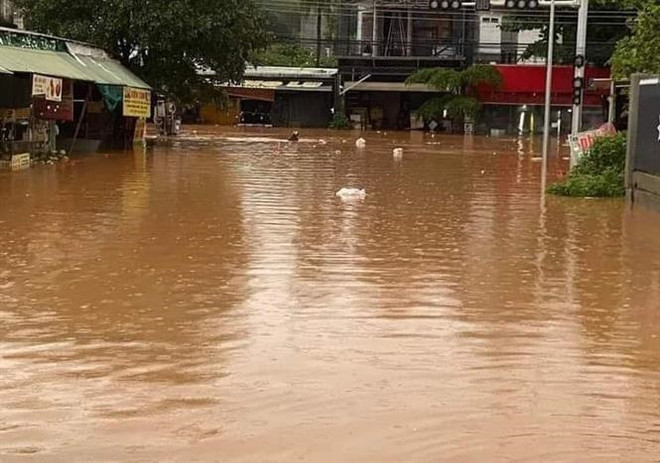 Mưa lớn kéo dài gây ngập lụt nặng tại nhiều địa phương của huyện Bù Đăng, Bình Phước. (Ảnh: TTXVN phát) Bình Phước: Hỗ trợ người dân khắc phục hậu quả do mưa lớn kéo dài ảnh 1