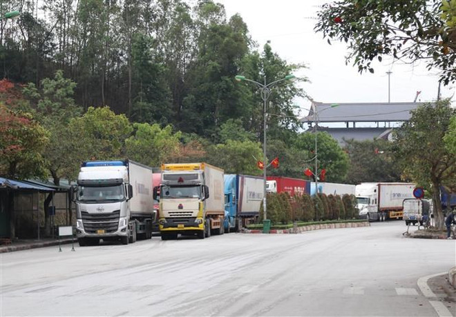 Phương tiện chờ xuất khẩu hàng hóa sang Trung Quốc tại cửa khẩu quốc tế Hữu Nghị. (Ảnh: Quang Duy/TTXVN) Hàng hóa thông quan thuận lợi qua Lạng Sơn: Quyết liệt các giải pháp ảnh 1