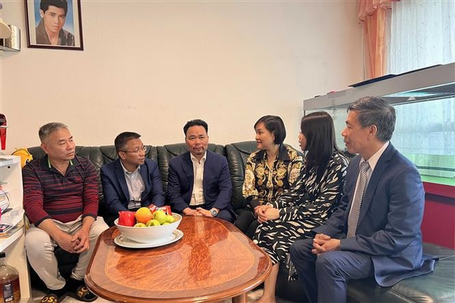 Thăm hỏi, tri ân các gia đình thân nhân liệt sỹ tại Đức ảnh 1