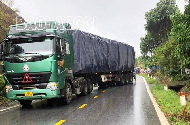 Hiện trường vụ tai nạn. (Nguồn: Báo Lào Cai) Lào Cai: Xe đầu kéo va chạm với xe môtô làm 2 người tử vong tại chỗ ảnh 1