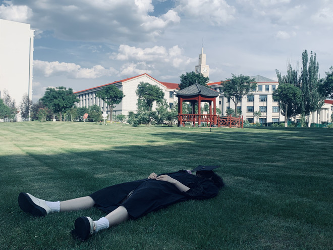 Mạng xã hội Trung Quốc ngập tràn những bức ảnh tốt nghiệp phong cách "zombie." (Nguồn: Jessie Hu) Giải pháp kỳ lạ chống áp lực cuộc sống của giới trẻ Trung Quốc ảnh 3