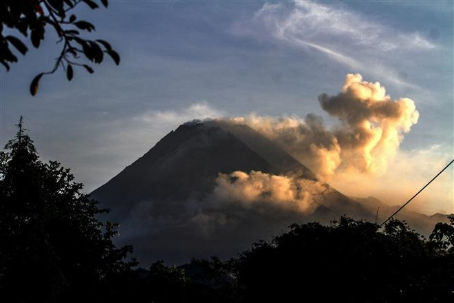 Núi lửa Merapi của Indonesia phun trào, dung nham di chuyển 1,8km ảnh 1