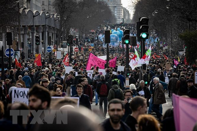 Tổng thống Pháp kiên quyết theo đuổi kế hoạch cải cách lương hưu ảnh 1