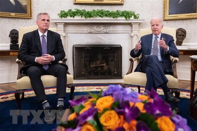 Chủ tịch Hạ viện Mỹ Kevin McCarthy (trái) trong cuộc đàm phán về trần nợ công với Tổng thống Mỹ Joe Biden tại Washington DC., ngày 22/5/2023. (Ảnh: AFP/TTXVN) Đàm phán trần nợ công của Mỹ không có dấu hiệu tiến triển ảnh 1