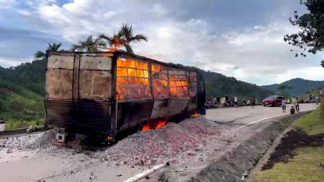 Quảng Nam: Xe tải chở than củi bất ngờ bốc cháy dữ dội trên đường ảnh 1