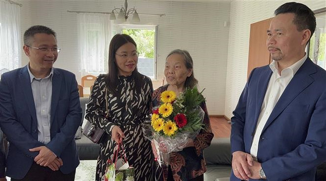 Thăm hỏi, tri ân các gia đình thân nhân liệt sỹ tại Đức ảnh 2