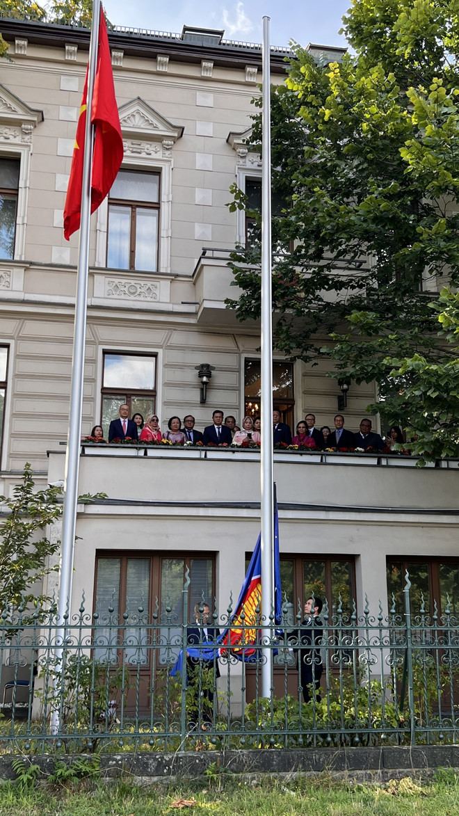 Đại sứ Vũ Quang Minh chủ trì Lễ Thượng cờ ASEAN tại Berlin ảnh 2