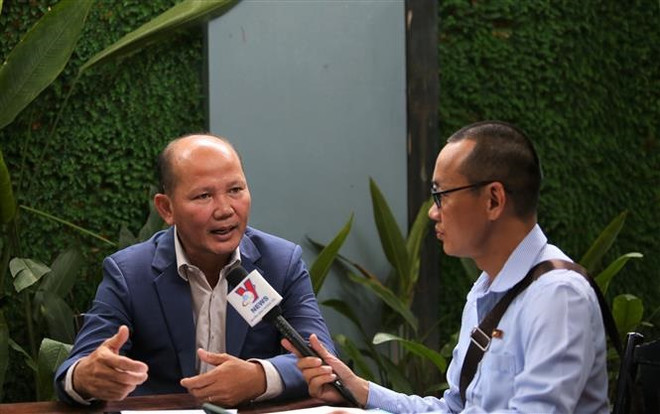 Thạc sỹ Uch Leang (trái), Phó Viện trưởng Viện Nghiên cứu Á-Phi và Trung Đông, Viện Quan hệ Quốc tế Campuchia thuộc RAC trả lời phỏng vấn phóng viên TTXVN tại Phnom Penh. (Ảnh: Hoàng Minh/TTXVN) 'Việt Nam có đóng góp quan trọng trong củng cố đoàn kết ASEAN' ảnh 1
