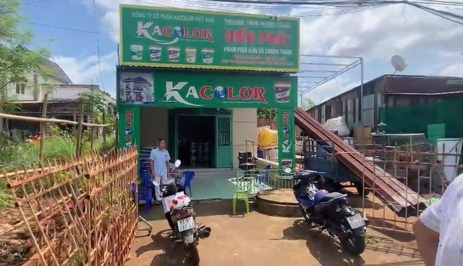 Đại lý phân phối sơn tại thị trấn Thanh Bình, huyện Bù Đốp. (Ảnh: Đậu Tất Thành/Vietnam+) Bình Phước: Uống rượu pha sẵn, một người chết, ba người đi cấp cứu ảnh 2