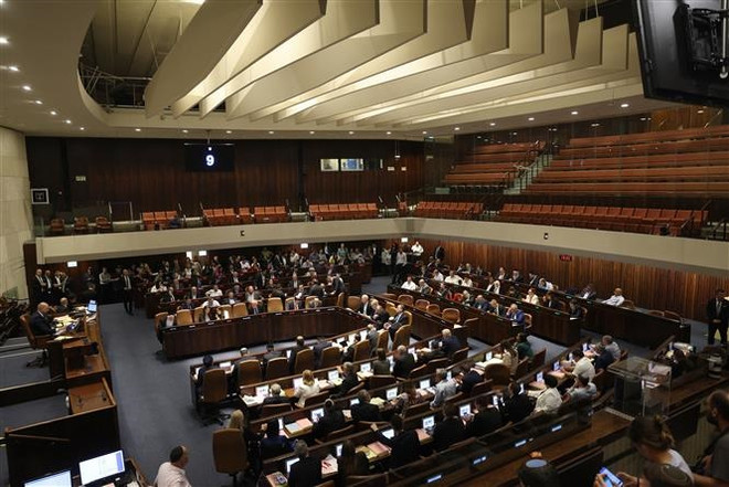 Toàn cảnh phiên họp Quốc hội Israel tại Jerusalem ngày 24/7/2023. (Ảnh: AFP/TTXVN) Israel: Quốc hội thông qua điều khoản cải cách tư pháp gây tranh cãi ảnh 1