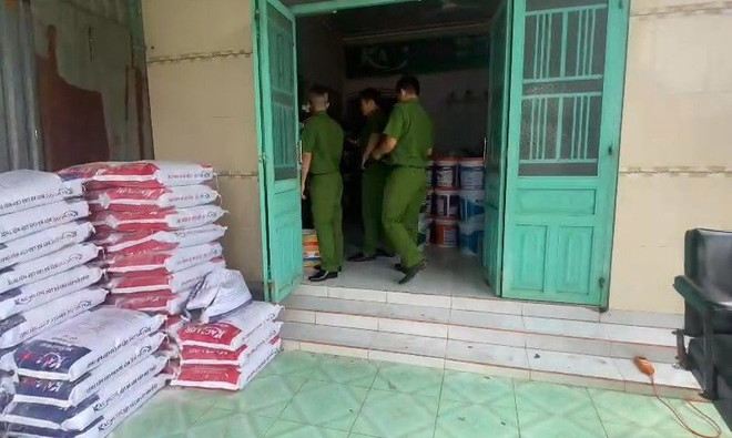 Lực lượng Công an đang điều tra nguyên nhân vụ việc. (Ảnh: Đậu Tất Thành/Vietnam+) Bình Phước: Uống rượu pha sẵn, một người chết, ba người đi cấp cứu ảnh 1