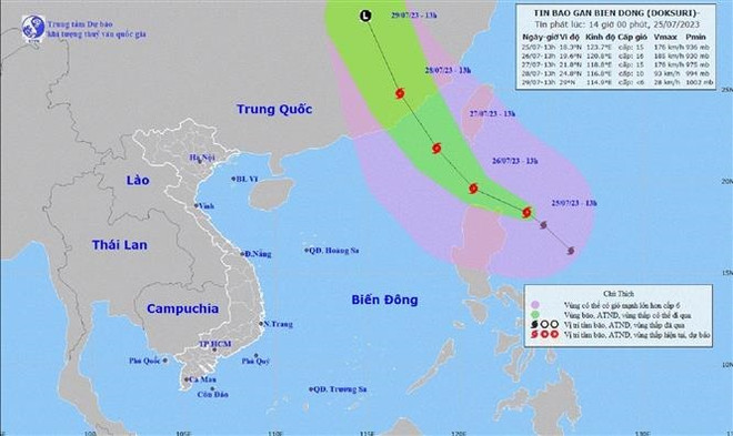 Bão Doksuri tiếp tục tiến gần Biển Đông, gió giật cấp 17 ảnh 1