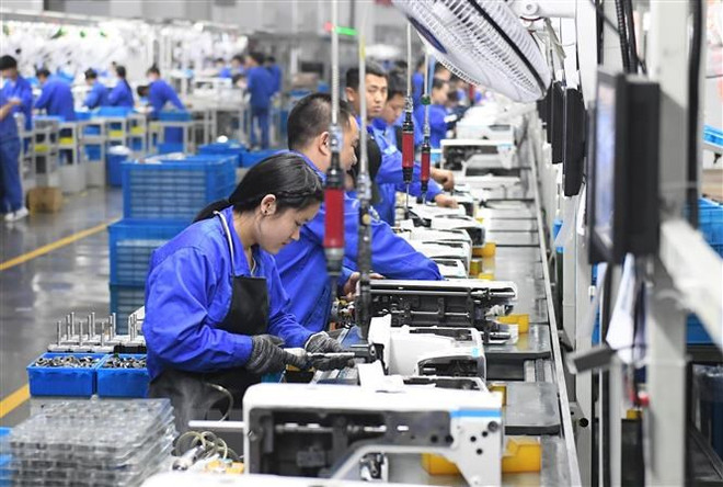 Công nhân làm việc tại nhà máy Jack Sewing Machine ở tỉnh Chiết Giang, Trung Quốc. (Ảnh: THX/TTXVN) IMF: Trung Quốc sẽ là đầu tàu tăng trưởng của thế giới trong 5 năm tới ảnh 1