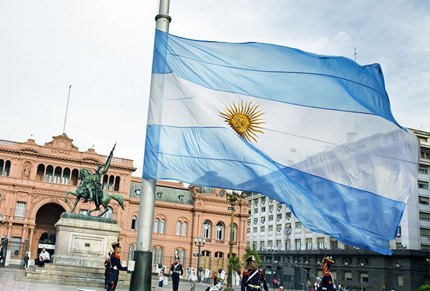 “Quỹ kền kền” ngăn cản Argentina thanh toán nợ bằng ngoại tệ ảnh 1