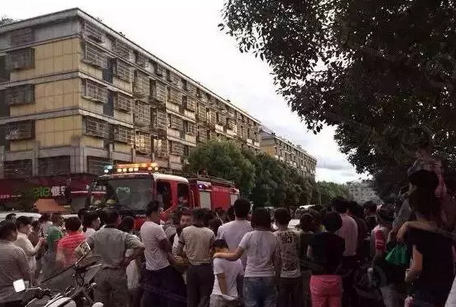 Tiếc tiền, người mẹ không chịu phá cửa xe khi con trai đang bị nhốt ảnh 1