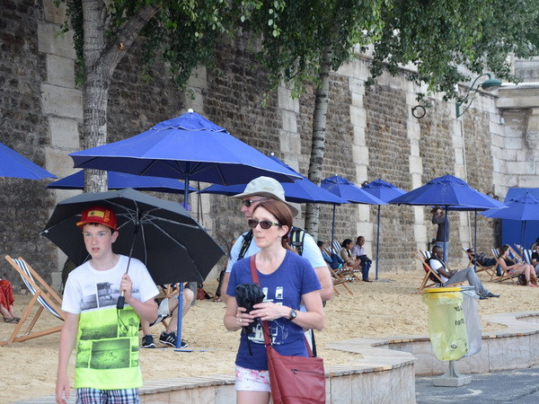 Pháp mở cửa các bãi biển nhân tạo giữa lòng thủ đô Paris ảnh 1