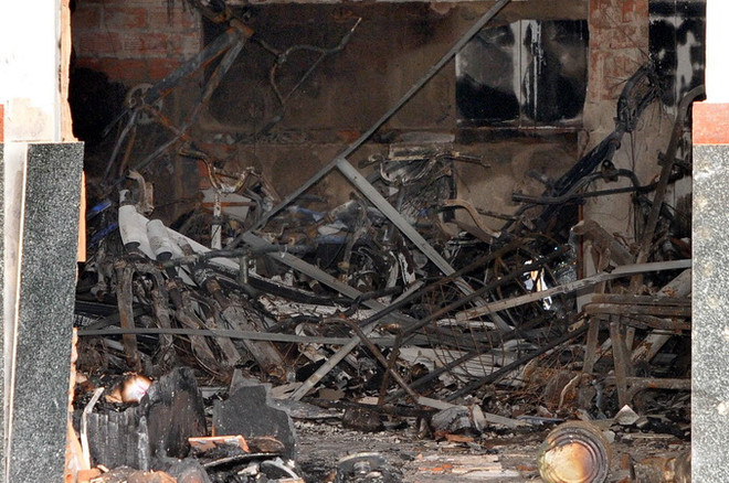 Cháy lớn tại cửa hàng xe đạp, nhiều người tháo chạy trong đêm ảnh 1