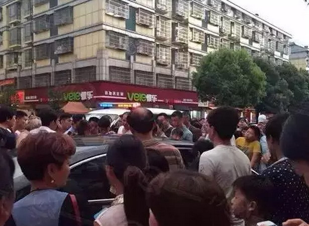 Tiếc tiền, người mẹ không chịu phá cửa xe khi con trai đang bị nhốt ảnh 2