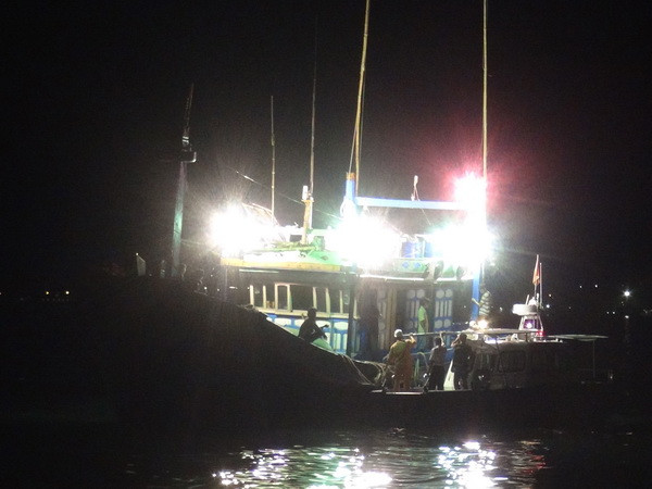 Lai dắt tàu cá lênh đênh nhiều ngày trên biển vào bờ an toàn ảnh 1