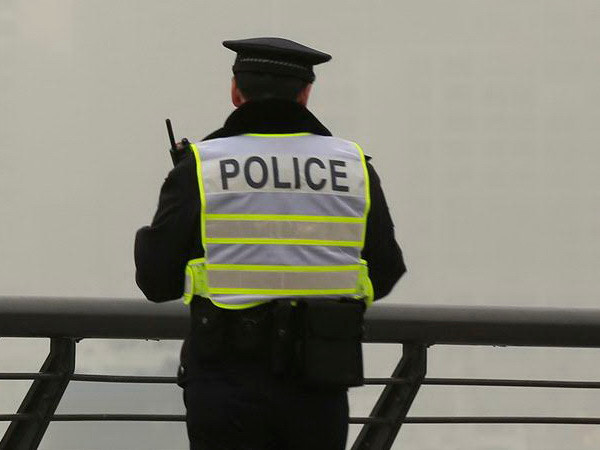 Trung Quốc: Bắt quả tang kẻ lừa đảo đóng giả cảnh sát suốt 2 năm ảnh 1