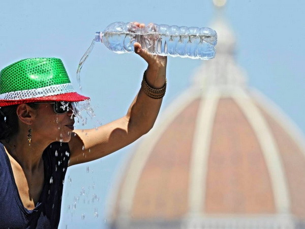 Người Italy trải qua ngày nắng nóng nhất trong 30 năm như thế nào? ảnh 1