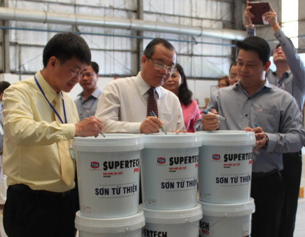 Sản xuất 75.000 lít sơn tặng Quỹ bảo trợ trẻ em Việt Nam ảnh 1