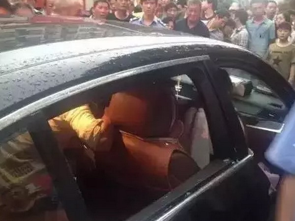 Tiếc tiền, người mẹ không chịu phá cửa xe khi con trai đang bị nhốt ảnh 3