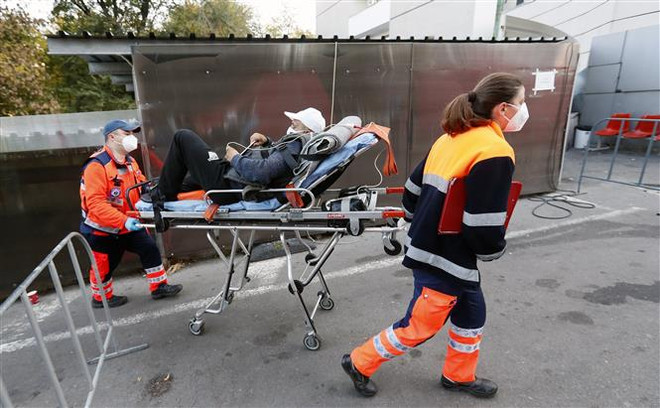 Hơn 5 triệu người trên thế giới đã tử vong vì đại dịch COVID-19 ảnh 1