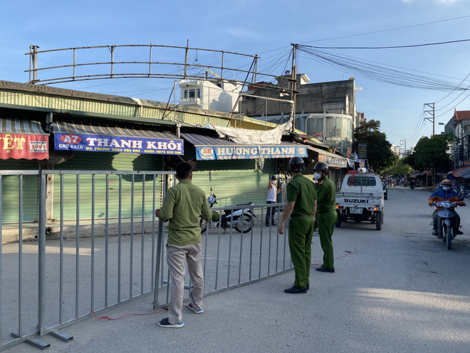 [Photo] Hà Nội: Ninh Hiệp lập chốt, giãn cách toàn bộ xã ảnh 2