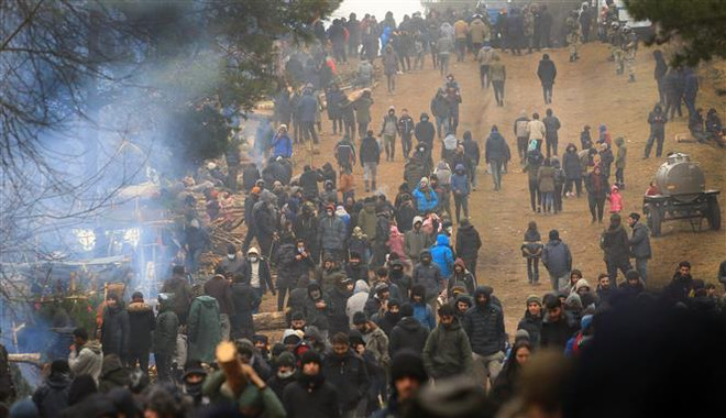 Người di cư dựng trại tạm ở Belarus, giáp giới với Ba Lan ngày 14/11/2021. (Ảnh: THX/TTXVN) Phái đoàn Liên hợp quốc thăm khu vực biên giới Ba Lan-Belarus ảnh 1