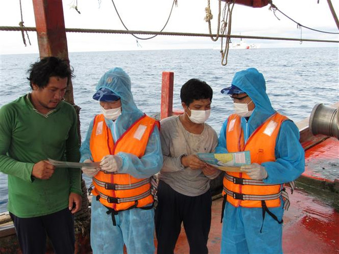 Cảnh sát biển 'sát cánh' cùng ngư dân Khánh Hòa vươn khơi ảnh 1