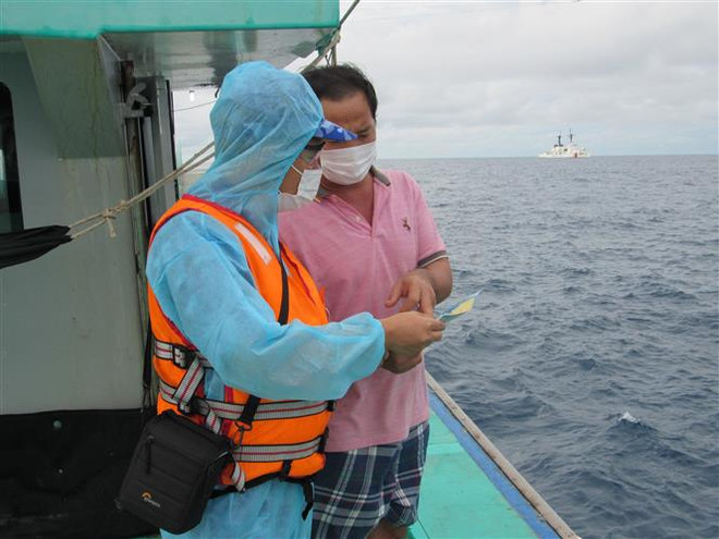 Cảnh sát biển 'sát cánh' cùng ngư dân Khánh Hòa vươn khơi ảnh 2