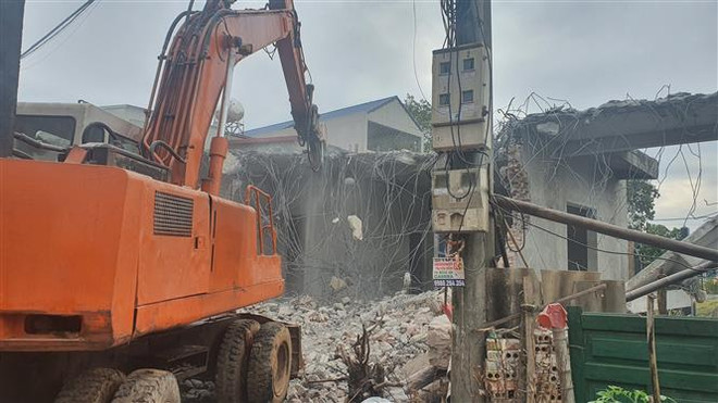 Cưỡng chế thu hồi đất các hộ dân lấn chiếm trái phép tại Vĩnh Yên ảnh 1