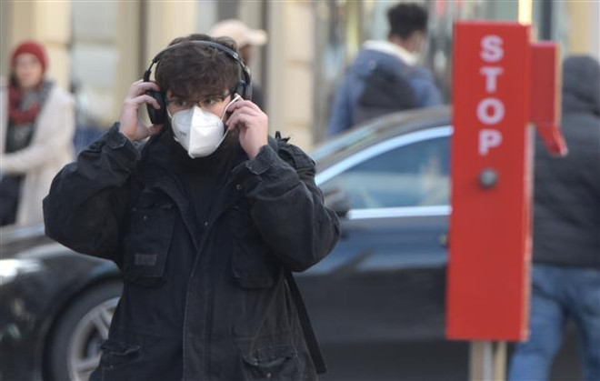 Áo áp đặt phong tỏa đối với người chưa tiêm vaccine phòng COVID-19 ảnh 1