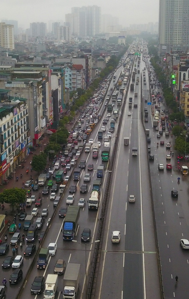 [Photo] Hà Nội: Đường vành đai 3 ùn tắc dù đã qua giờ cao điểm ảnh 2