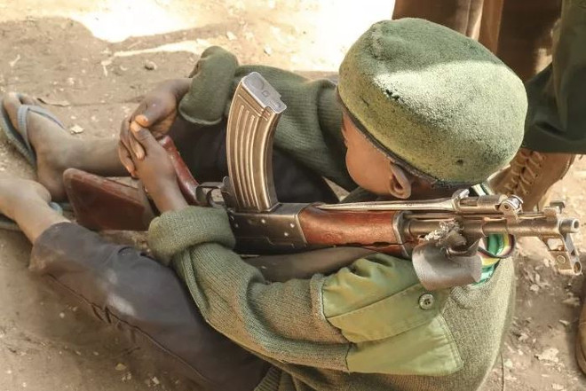 Báo động nguy cơ trẻ em trên thế giới bị tuyển mộ tham chiến ảnh 1