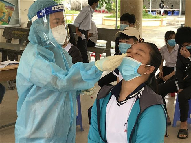 Lấy mẫu gộp xét nghiệm tầm soát SARS-CoV-2 tại Khánh Hòa. (Ảnh: Phan Sáu/TTXVN) Khánh Hòa cơ bản kiểm soát được tình hình dịch COVID-19 ảnh 1