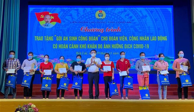 Long An trao 100.000 gói an sinh cho lao động bị ảnh hưởng dịch ảnh 1