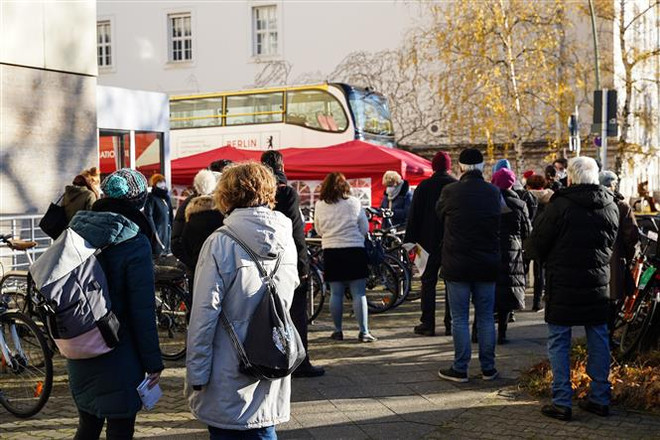 'Lỗ hổng' khiến các nước châu Âu lại trở thành tâm dịch COVID-19 ảnh 1