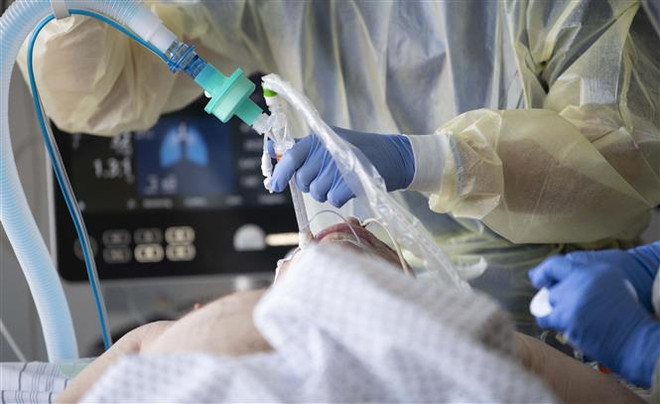 Nhân viên y tế điều trị cho bệnh nhân COVID-19 tại bệnh viện ở Stuttgart, Đức. (Ảnh: AFP/TTXVN) Nguy cơ về triệu chứng COVID kéo dài ở người nhiễm sau tiêm phòng ảnh 1