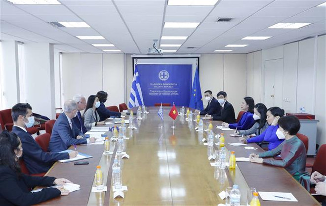Phó Chủ tịch nước Võ Thị Ánh Xuân và Phó Thủ tướng Hy Lạp Panagiotis Pikkrammenos hội đàm. (Ảnh: Phương Hoa/TTXVN) Phó Chủ tịch nước kết thúc tốt đẹp chuyến thăm chính thức Hy Lạp ảnh 1