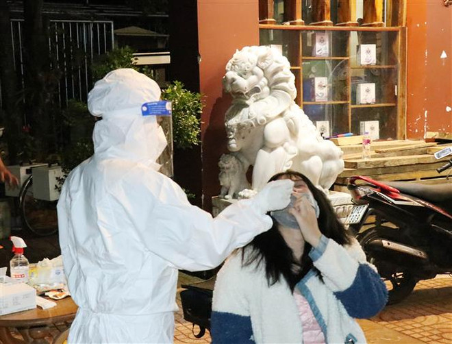 Nhóm thanh niên tụ tập hát karaoke tại quán bất chấp dịch COVID-19 ảnh 1