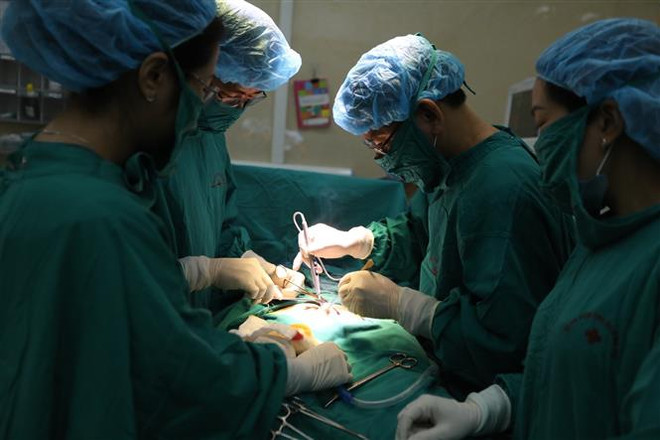 Khánh Hòa: Bóc tách thành công khối u diệp thể ở vú nặng 5kg ảnh 1