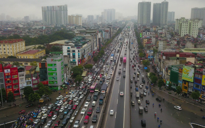 [Photo] Hà Nội: Đường vành đai 3 ùn tắc dù đã qua giờ cao điểm ảnh 1