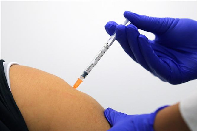 iêm vaccine ngừa COVID-19 cho người dân. (Ảnh: AFP/TTXVN) EU chấm dứt chương trình cấp phép xuất khẩu vaccine COVID-19 ảnh 1