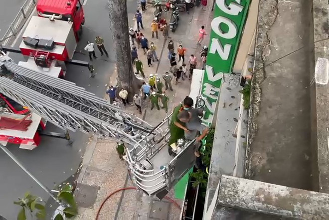 TP Hồ Chí Minh: Giải cứu nhiều người trong đám cháy nhà cao tầng ảnh 1