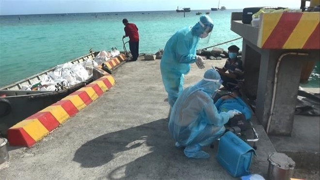 Bệnh xá đảo Nam Yết cấp cứu thành công ngư dân gặp nạn trên biển ảnh 1