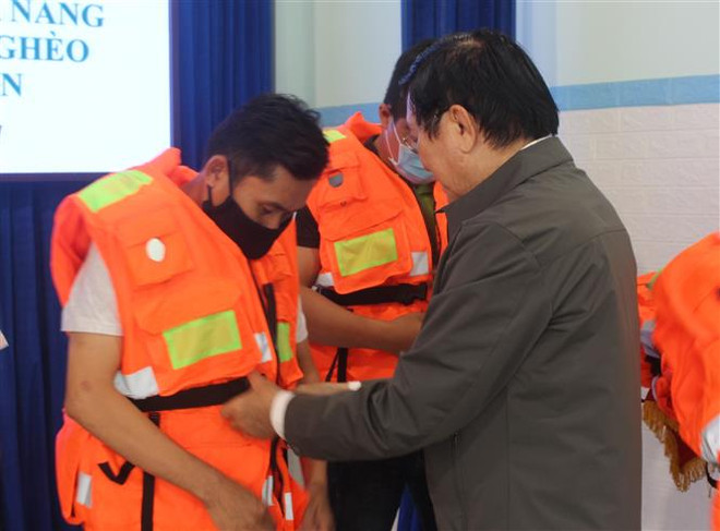 Trao tặng bộ áo pháo cứu sinh cho ngư dân nghèo ở Khánh Hòa ảnh 1