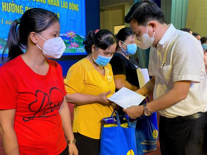 Long An trao 100.000 gói an sinh cho lao động bị ảnh hưởng dịch ảnh 2