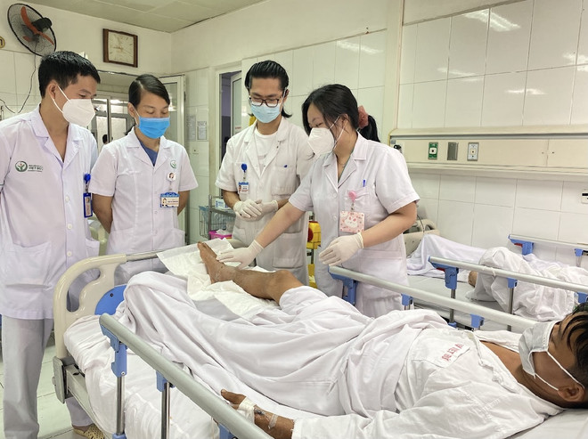 Hồi sinh đôi chân bị đứt rời khi sử dụng máy cắt cỏ cho người bị nạn ảnh 1